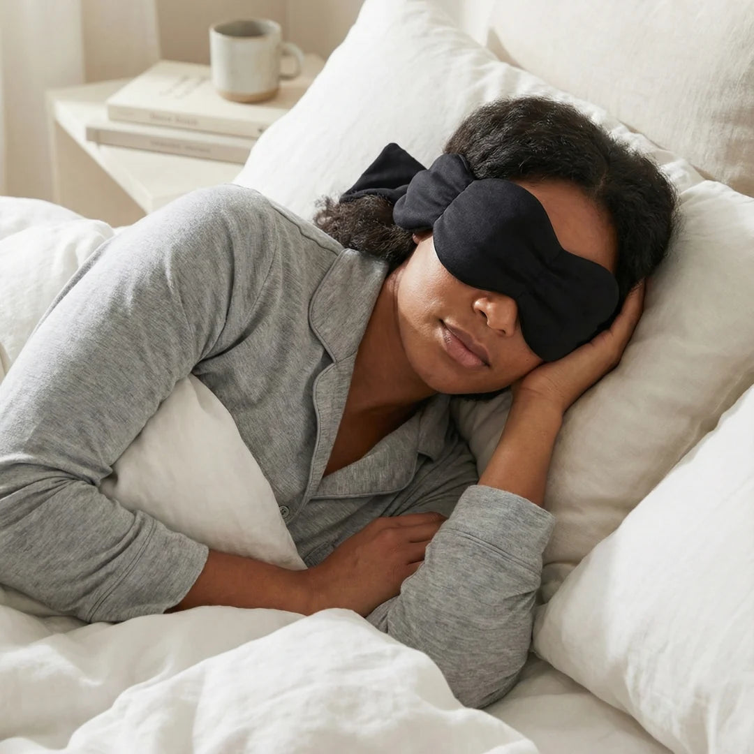 Weighted sleep mask with adjustable strap, featuring a light-blocking design for optimal rest during travel, ideal for sleep and meditation. 4