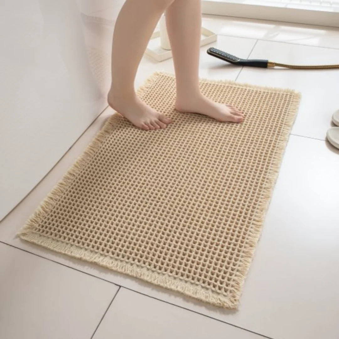 Non-slip textured waffle bath mat designed for quick-drying and enhanced safety, perfect for bathrooms and preventing slips. 2
