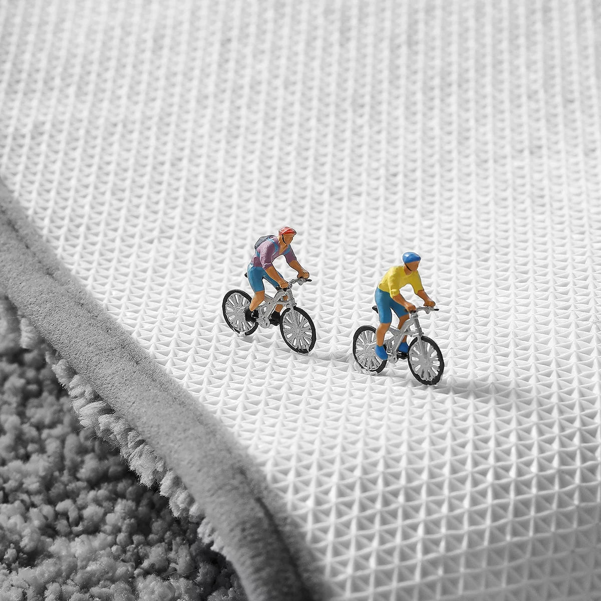Non-slip thickened bathroom mat designed for water absorption, featuring a soft texture and durable construction for enhanced comfort and safety. 4