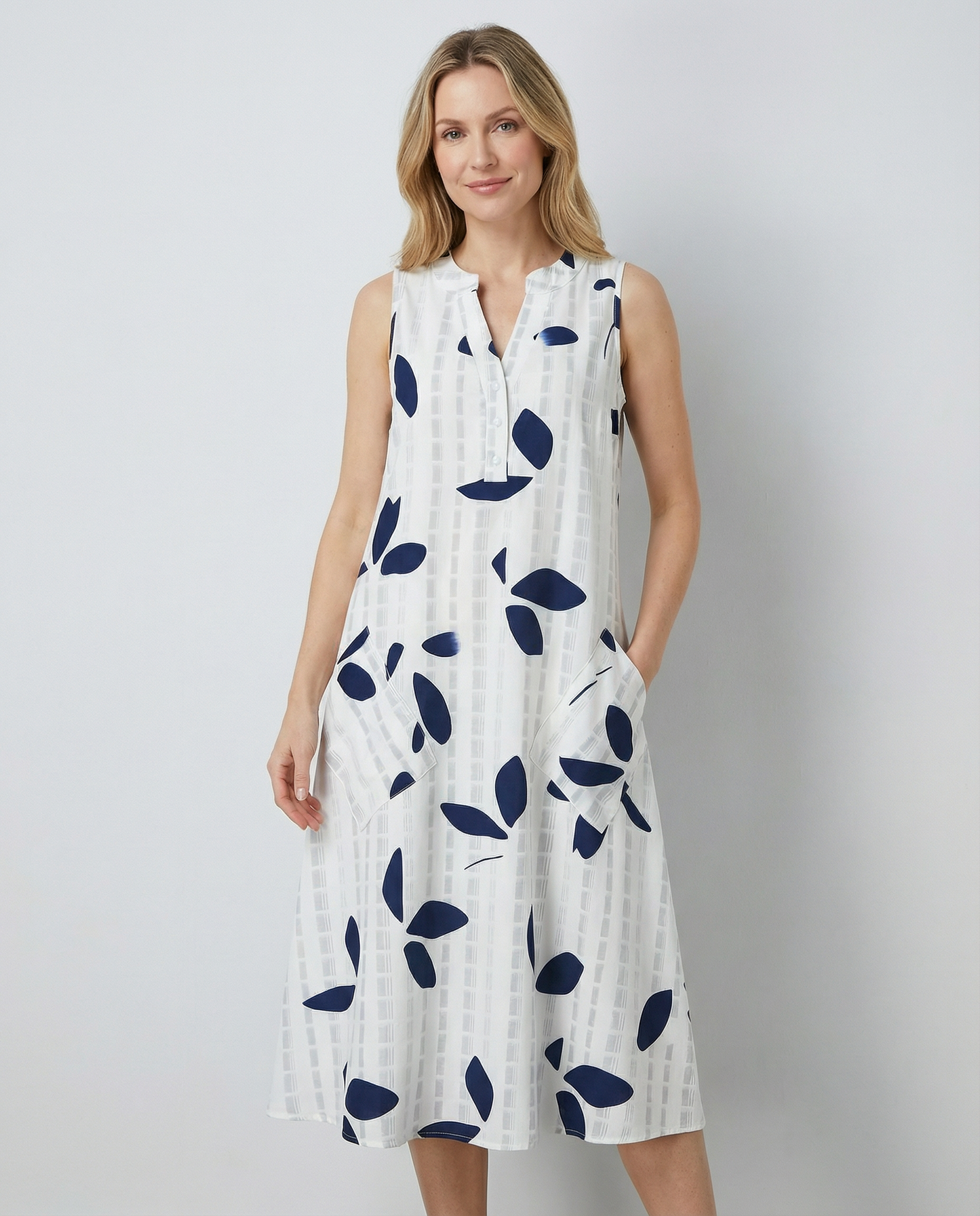 Leaf Print Maxi Dress – Stylish V-Neck Sleeveless Summer Outfit