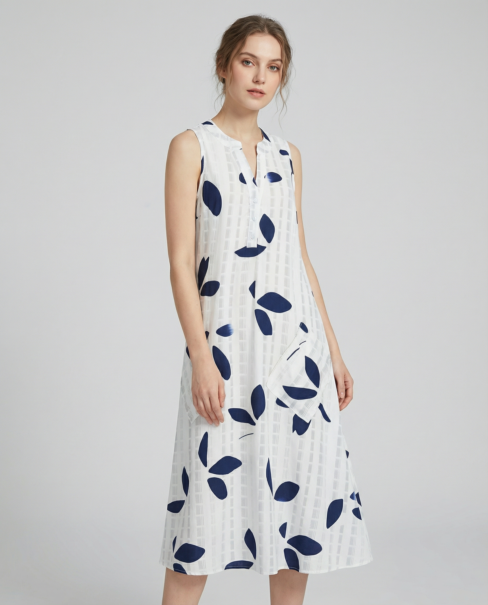 Leaf Print Maxi Dress – Stylish V-Neck Sleeveless Summer Outfit