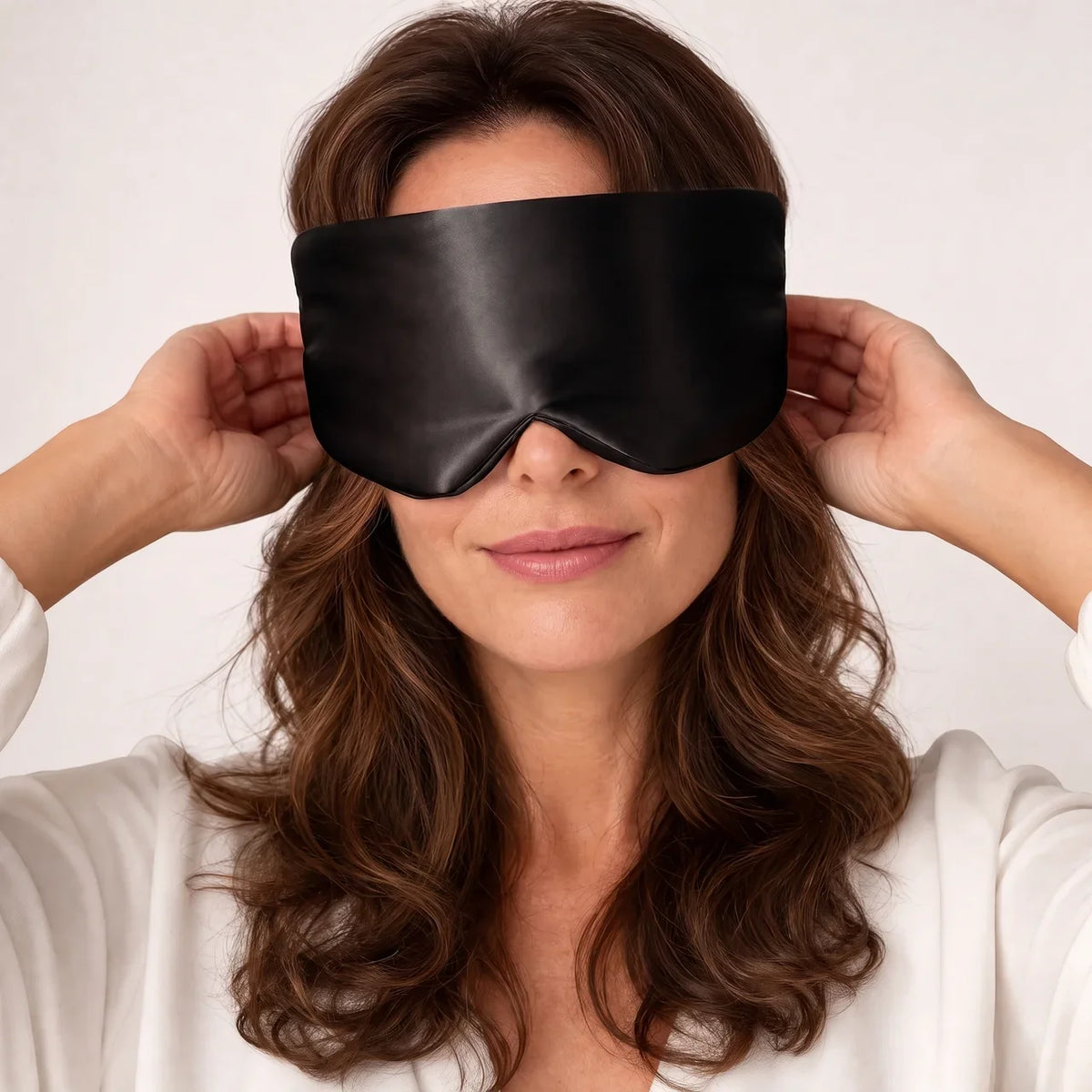 100% Mulberry silk eye mask for sleep, featuring an adjustable design that blocks light, perfect for travel and relaxation. 5
